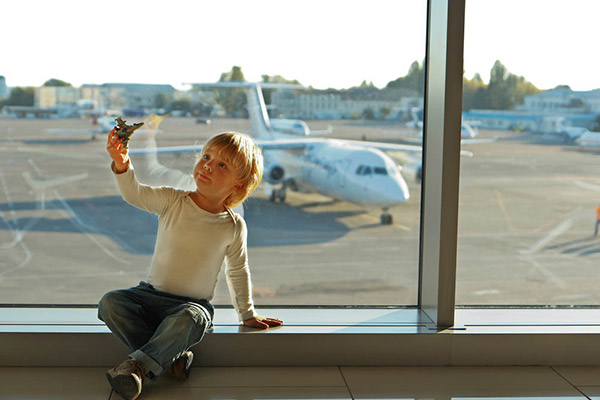 Trẻ em khi bay vé máy bay giá rẻ cần chuẩn bị những gì?